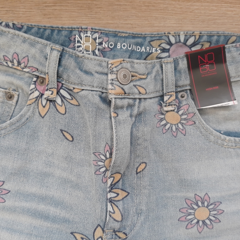 No Boundaries Daisy Distressed Jean Shorts / Junior's 9 Waist 28" Flower Shorts - Picture 5 of 14